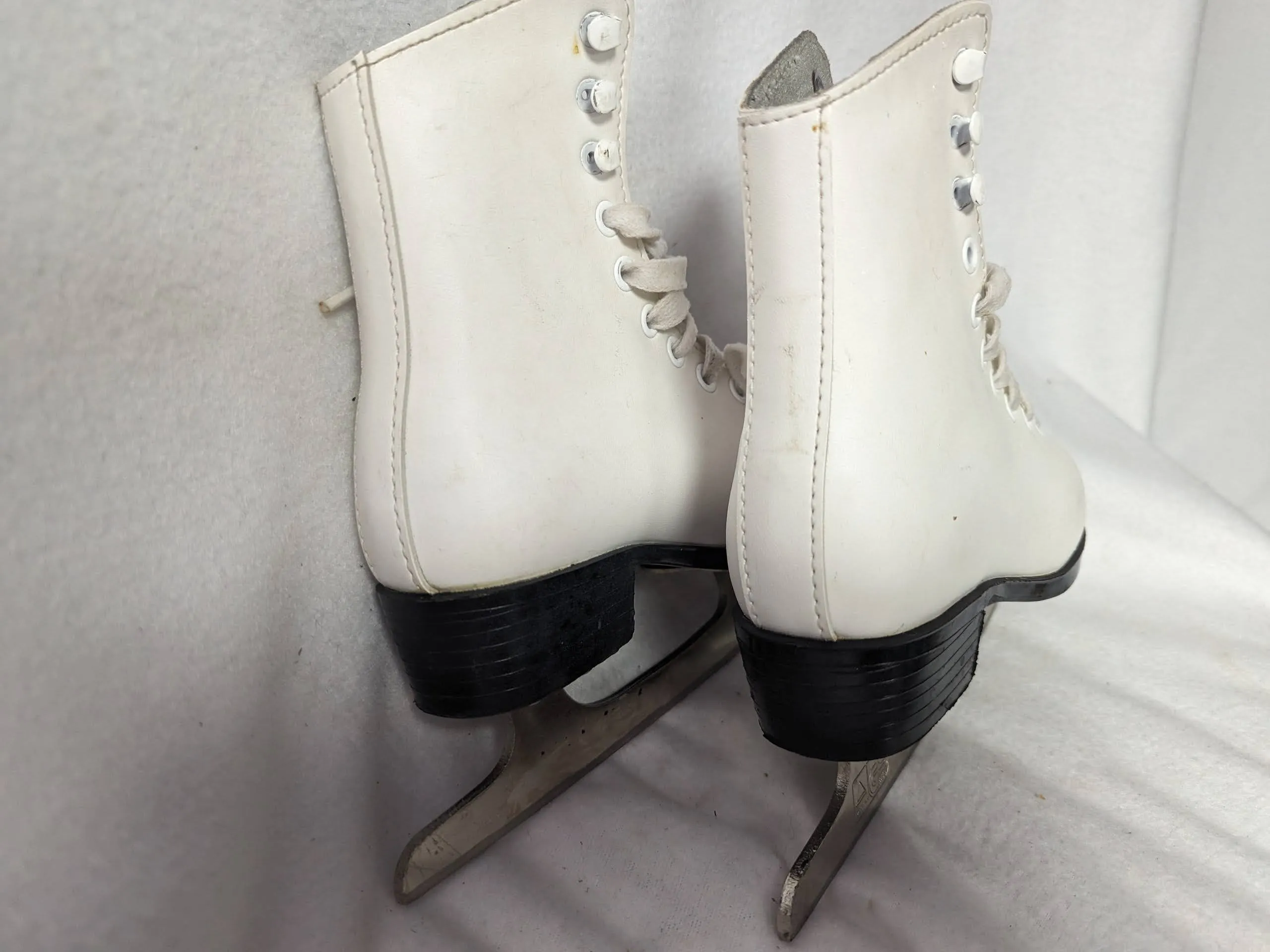 CCM Champion Deluxe Girls Youth Figure Ice Skates Size Youth 10 Color White Used