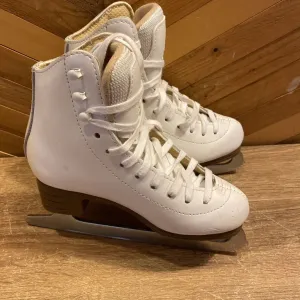 Jackson - Mystique Figure Skates - MSRP $189: White-children-13Y